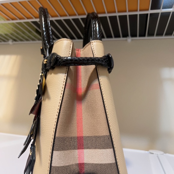 Burberry Red and Green Shoulder Bag with Timeless Elegance - Picture 3 of 8